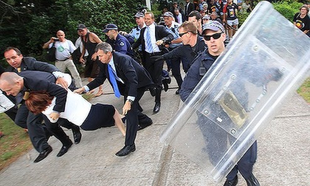 JULIE GILLARD VUKU POLICAJCI