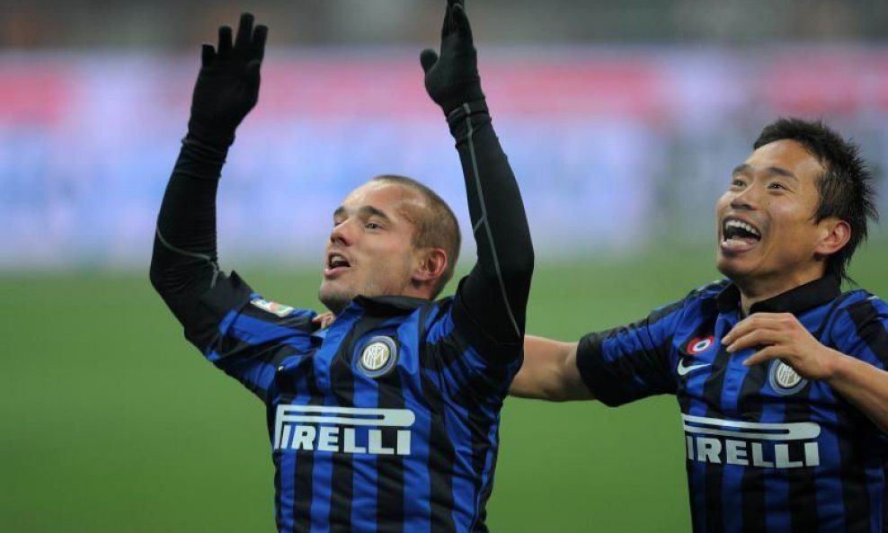 Wesley Sneijder (li) i  Yuto Nagatomo