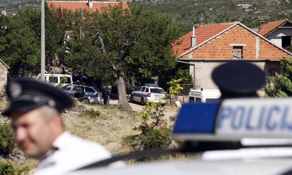 Policija češlja teren oko Bilišana Donjih tražeći Dragana Paravinju (Antonija Bilić)