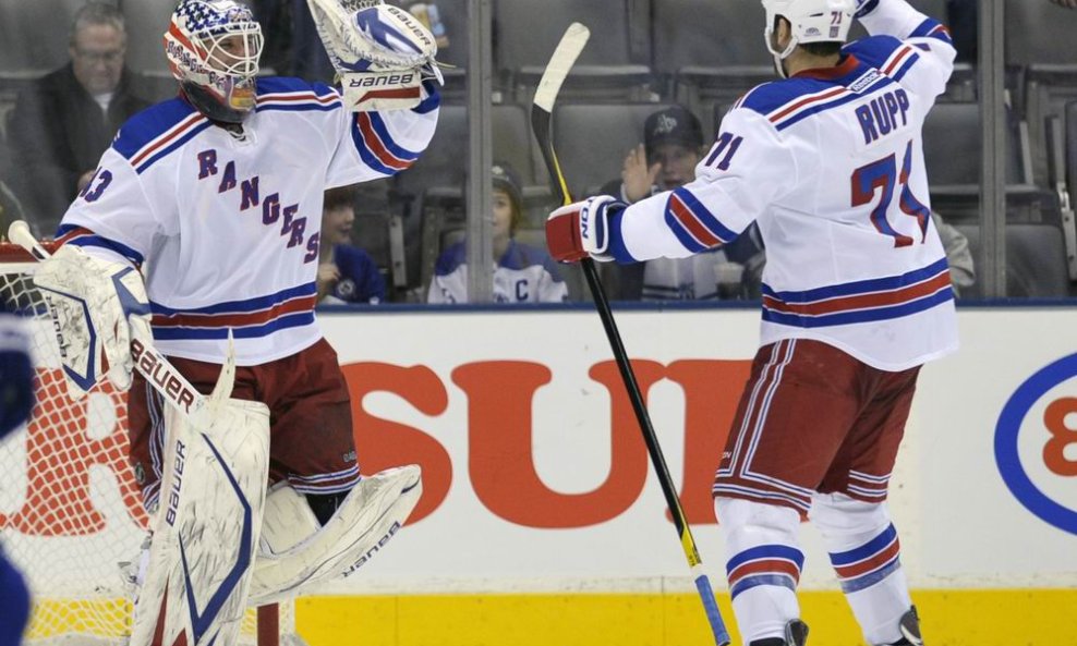 Golman Martin Biron i Mike Rupp (New York Rangers)