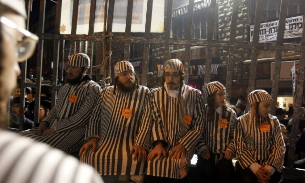 Ultra-ortodoksni Židovi prosvjeduju u odorama koncentracijskih logora