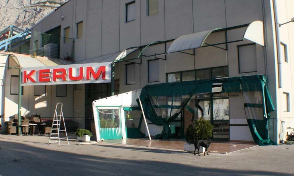 Bura uništila Kerumov kafić u Makarskoj