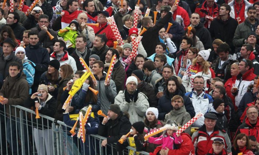 Skijaški fanovi na Snježnoj kraljici (17)