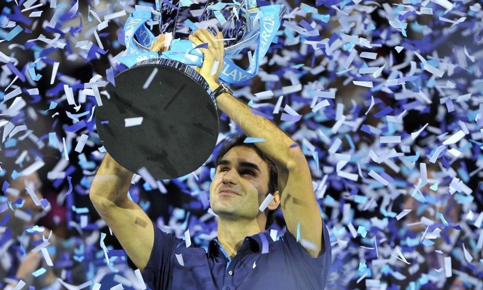 Roger Federer s peharom za osvojeni Masters u Londonu