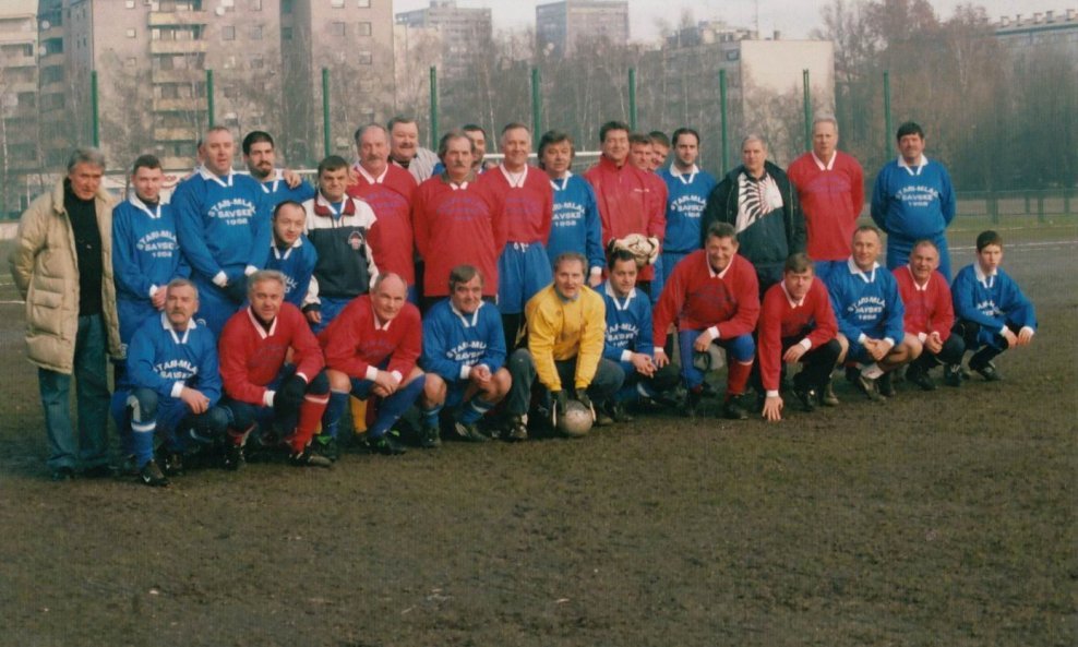 Predsjednik kluba Drago Bezik (stoji prvi slijeva) sa starima u crvenim i s mladima u plavim majicama
