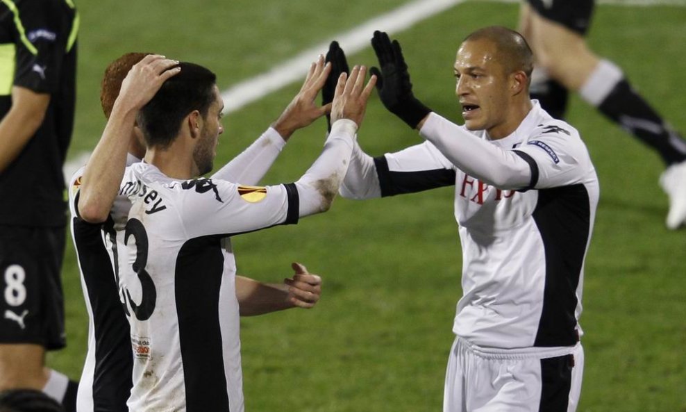 Clint Dempsey (L) i Bobby Zamora slave pobjedu Fulham