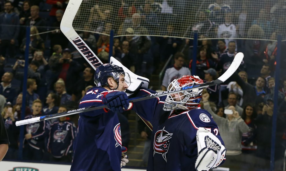 Nick Foligno (71) i vratar Sergei Bobrovsky (oba Columbus Blue Jacket)