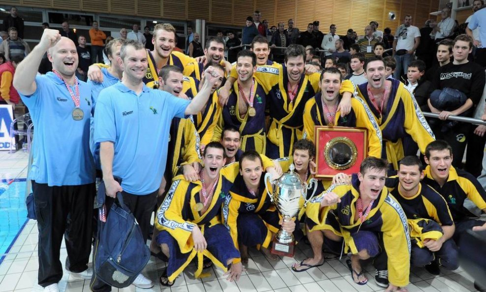 VK Mladost s osvojenim kupom za 2011. godinu