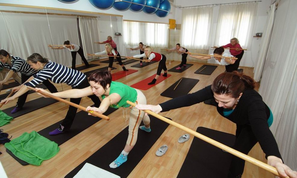 žena općenito bavi se tjelovježbom