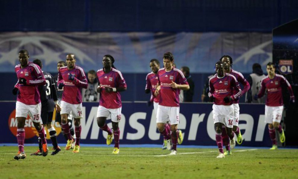 Igrači Lyona izlaze na Dinamov travnjak