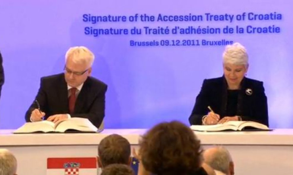 Josipović i Kosor potpisuju ugovor