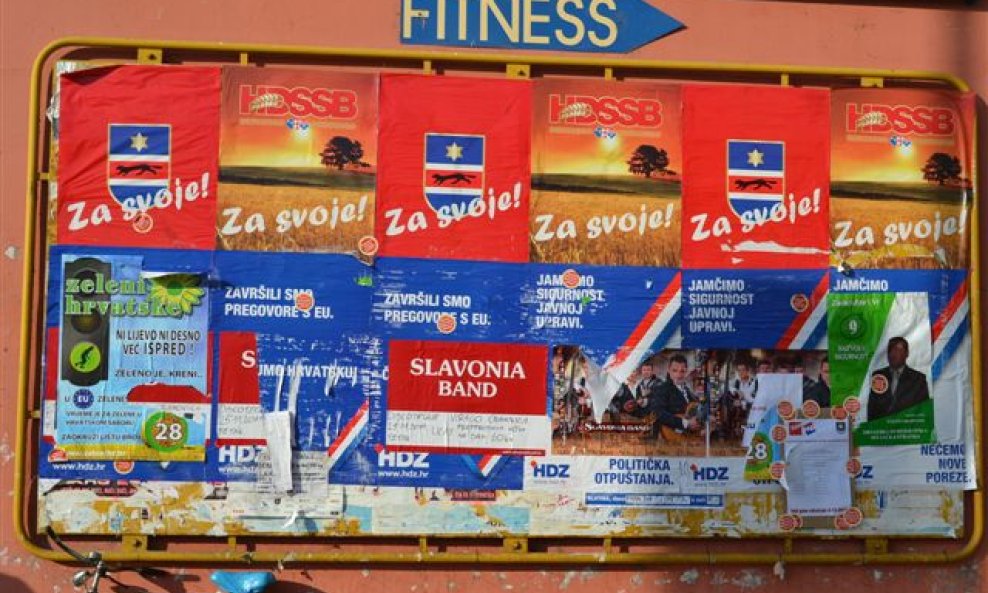 Na zgradi Hrvatskog doma plakati su navece osvanuli a ujutro skinuti (1)