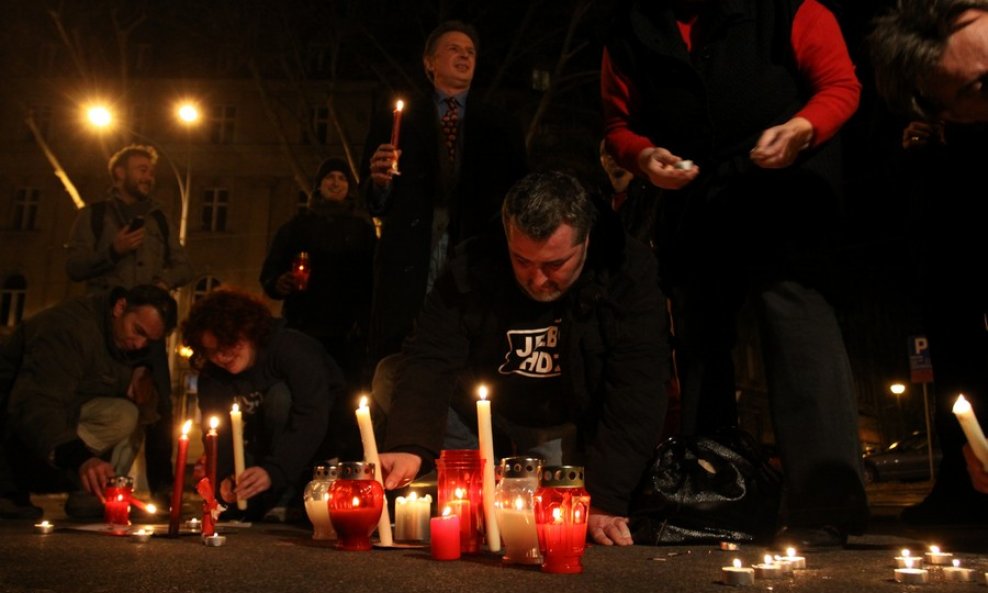 Paljenje svijeća HDZ-u (1)