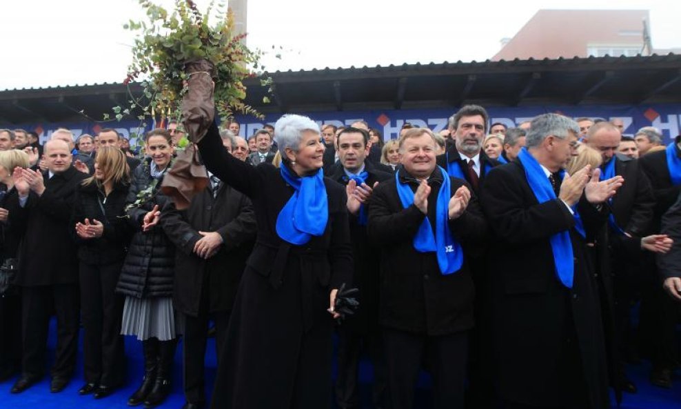 HDZ u kampanju krenuo iz barake (17)