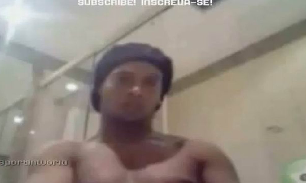 Ronaldinho se samozadovoljava