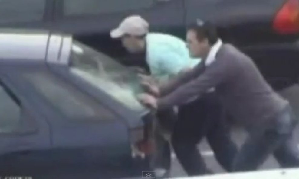 nepripremljeni lopovi guraju auto do benzinske stanice