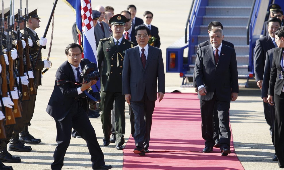 Hu Jintao na aerodromu Plesu