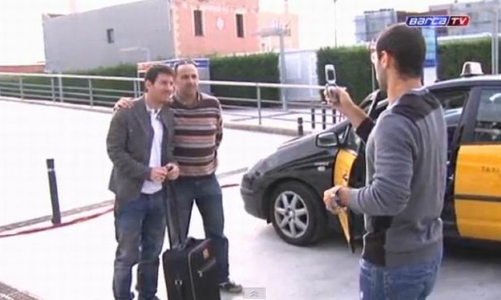 Messi pozira s taksiskotm a fotografira ih Mascherano