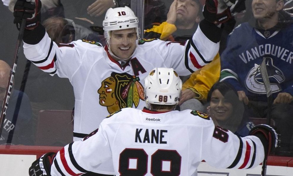 Patrick Sharp (uzdignutih ruku) i Patrick Kane (Chicago Blackhawks)