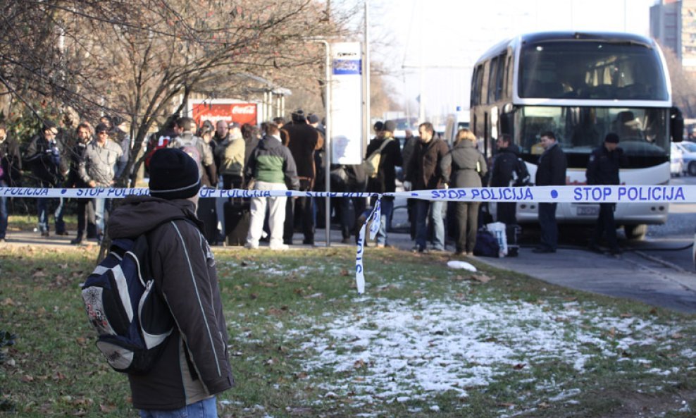 Napadnuti autobus PAOK-ovih navijača (11)