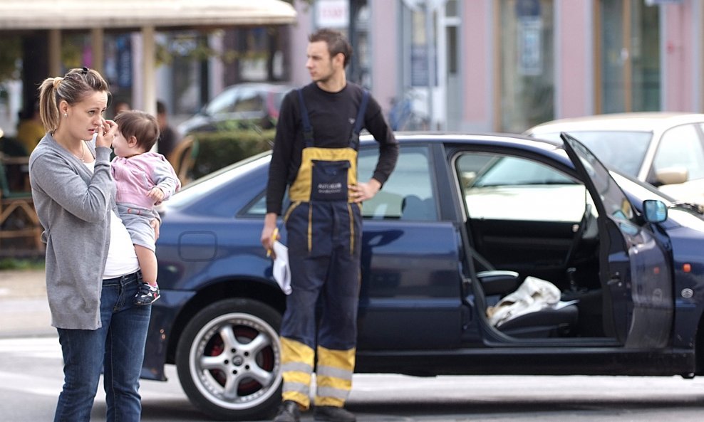 HAK MAJKA DIJETE KARLOVAC ZAKLJUČANI AUTO