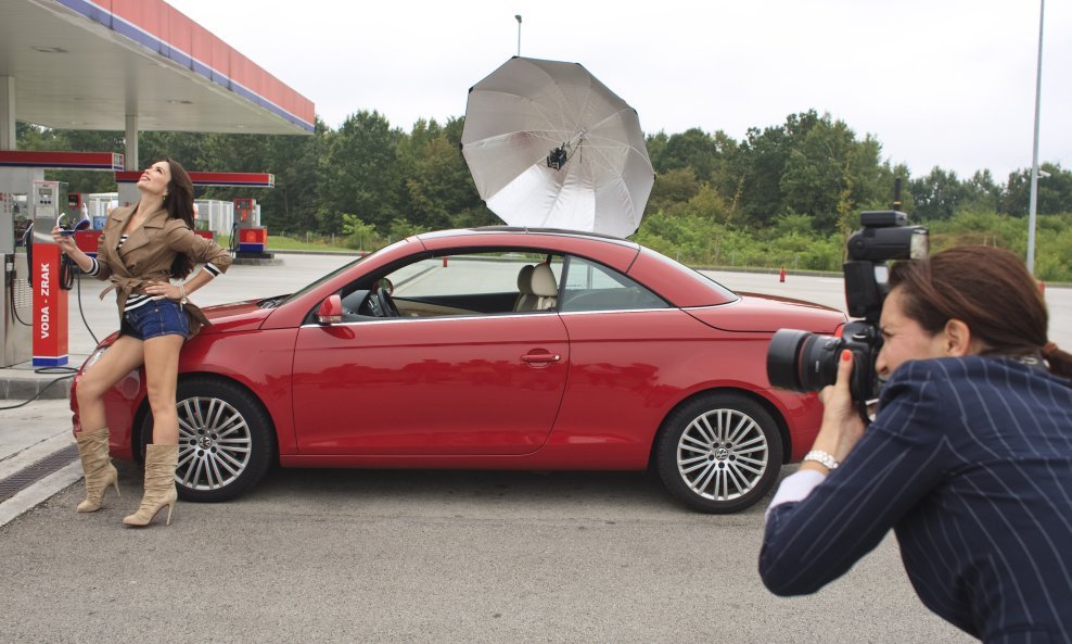 Severina na haubi automobila (3)