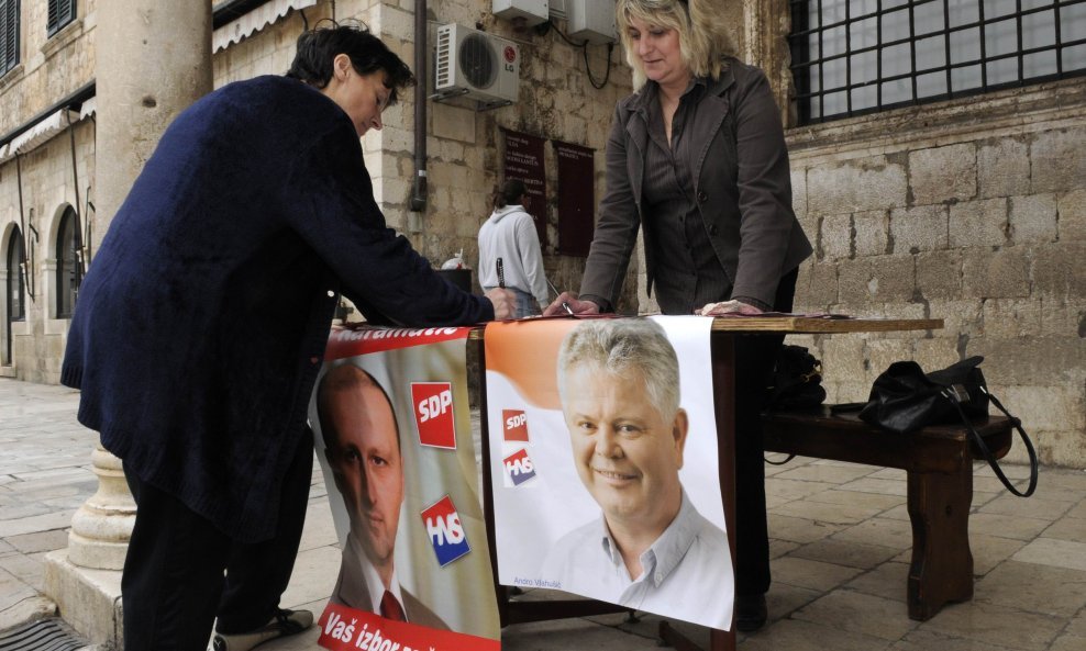 SDP i HNS ispred dubrovačke palače Sponza prikupljaju potpise za skorašnje lokalne izbore. HNS-ovac Vlahušić je kandidat za gradonačelnika, a SDP-ovac Ivo Karamatić je kandidat za župana.