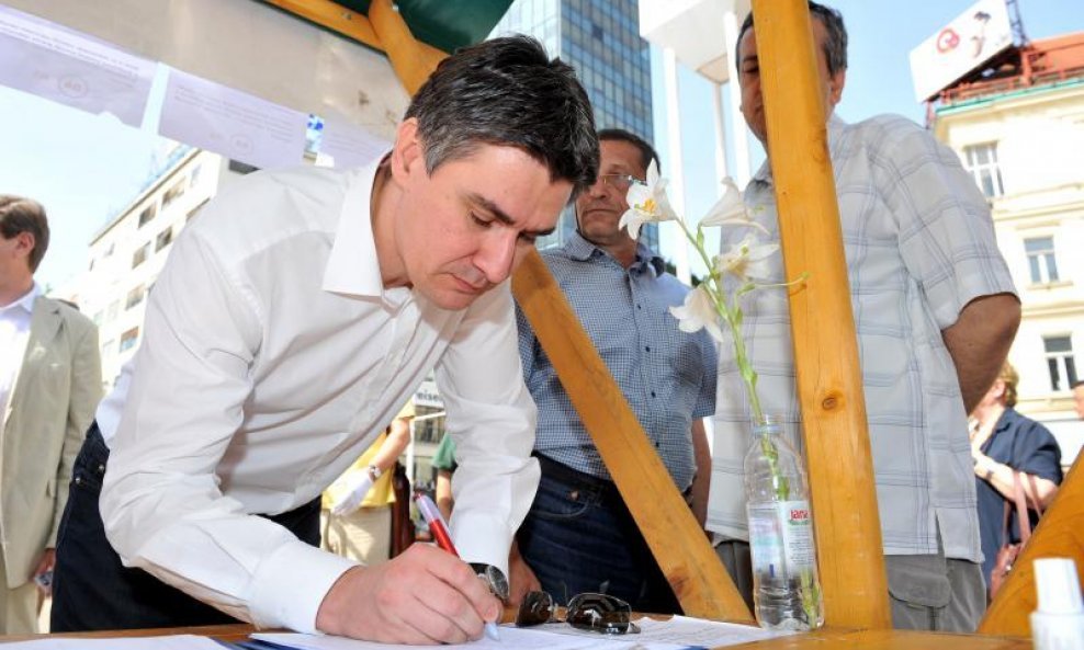 Zoran Milanović potpisao je danas na središnjem zagrebačkom trgu sindikalni zahtjev za raspisivanje referenduma protiv izmjena Zakona o radu (ZOR)