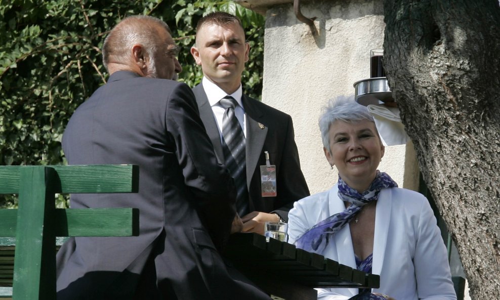 Stjepan Mesić i Jadranka Kosor na kavi u Kninu