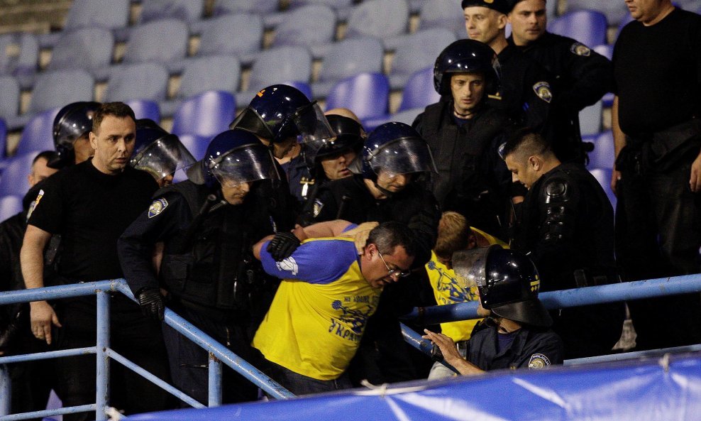 Ukrajinski navijači i policija u Zagrebu