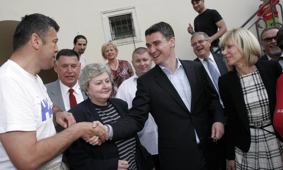 Milanović se rukuje sa Zadraninom koji nosi majicu HDZ-a