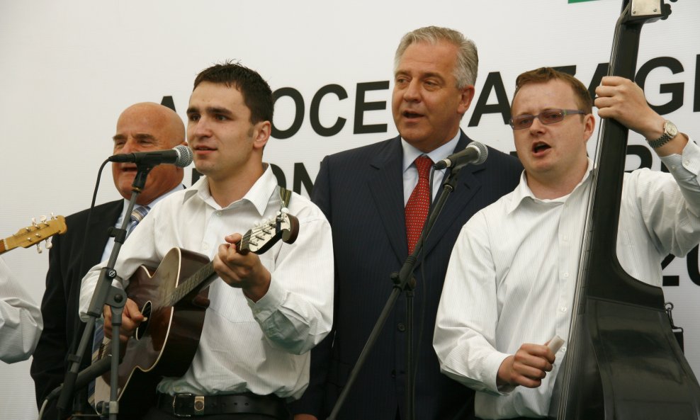 sanader pjeva zagorske pjesme