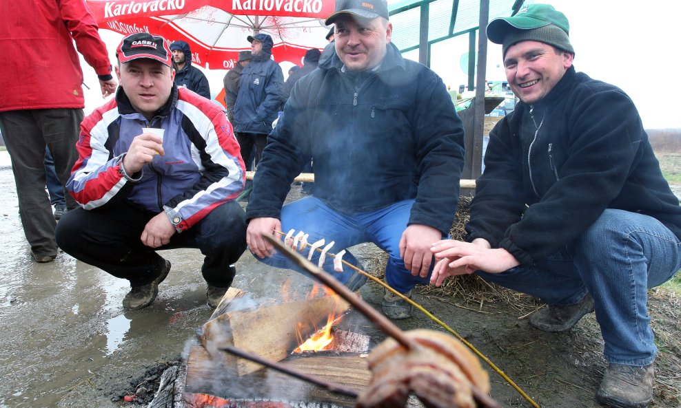 prosvjed seljaka traktori