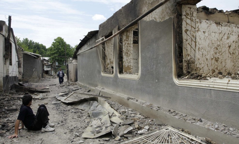 2010-06-16T165755Z_01_VLK01_RTRIDSP_3_KYRGYZSTAN-VIOLENCE