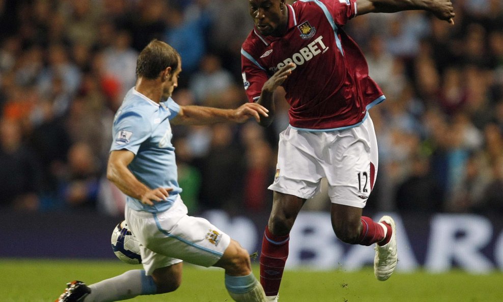 Pablo Zabableta (Manchester City) i Carlton Cole (West Ham)