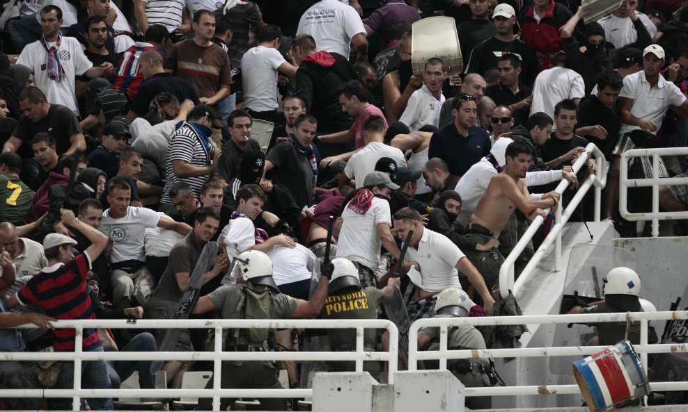 Sukob Torcide i policije na AEK-ovom stadionu