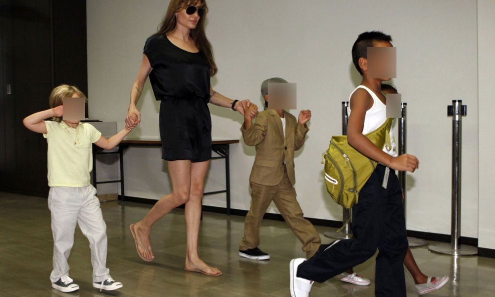 Angelina Jolie s djecom 