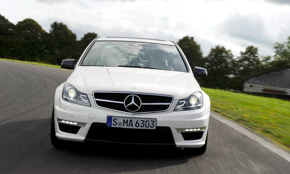 03-2012-mercedes-benz-c63-leak