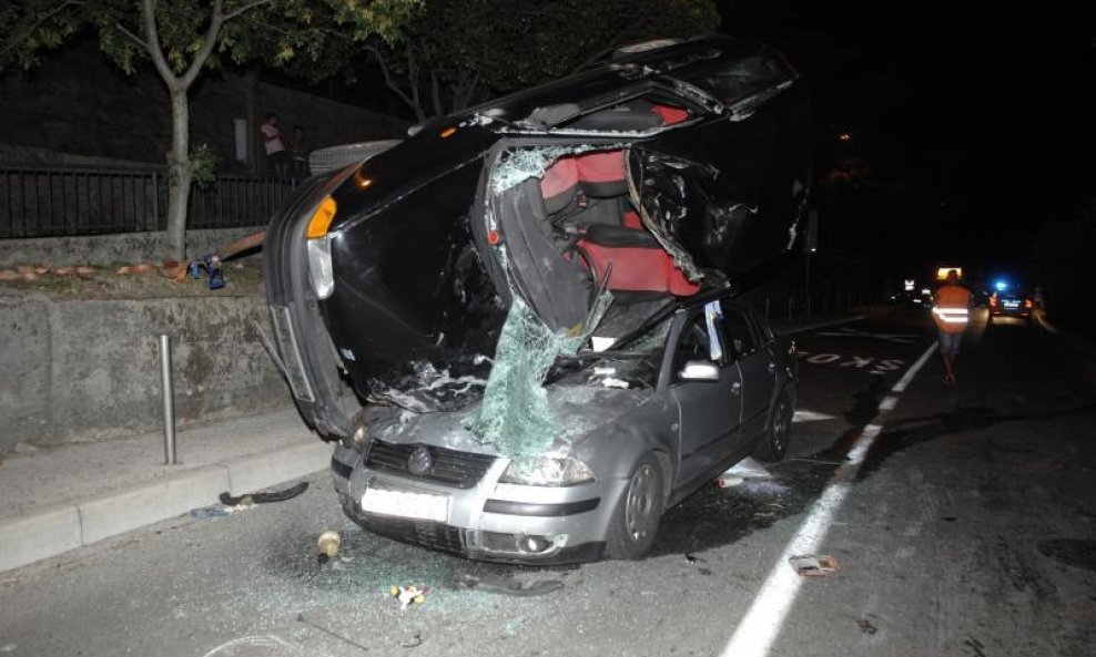 STRAVIČNA PROMETNA NESREĆA AUTO NA AUTU