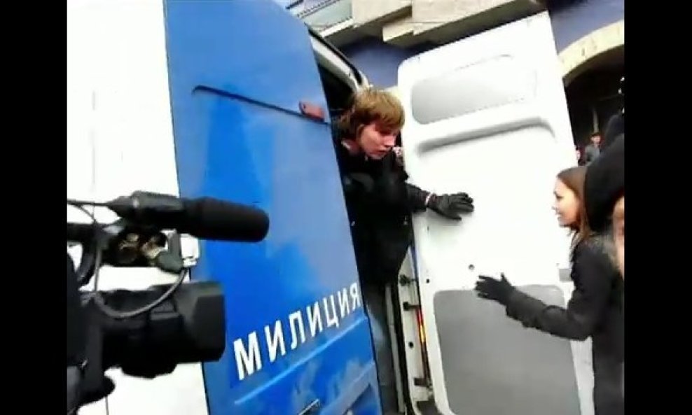 ruska policija zaboravila zaključati kombi