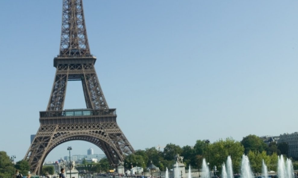 Eiffelov toranj je zatvoren zbog snažnih naleta vjetra koji prati oluju Eleanor