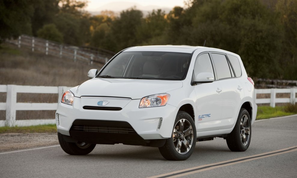 Toyota-RAV4-EV-34