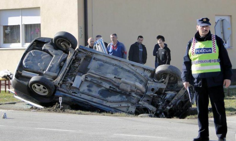 prevrnuti automobil prometna nesreća