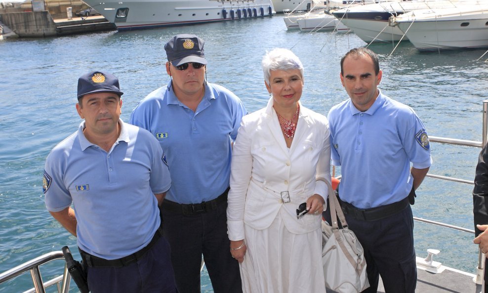 Jadranka Kosor na čamcu s policijom