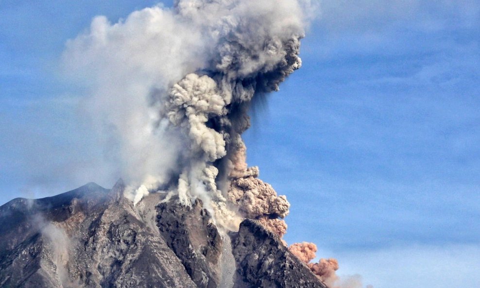 U Indoneziji zbog erupcije vulkana evakuirani stanovnici