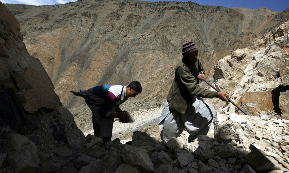 kopanje rude afganistan minerali