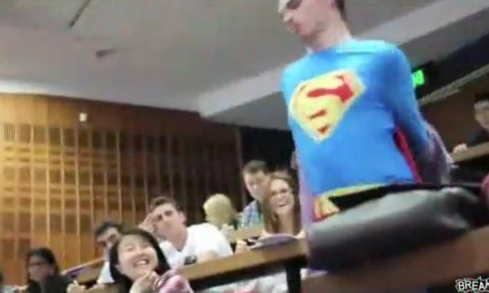 student odjeven u Supermana