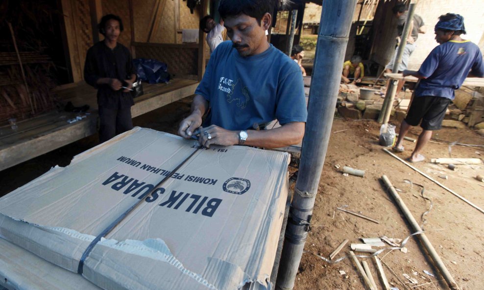 Izborna komisija dovršava poslove pred opće izbore u Indoneziji.