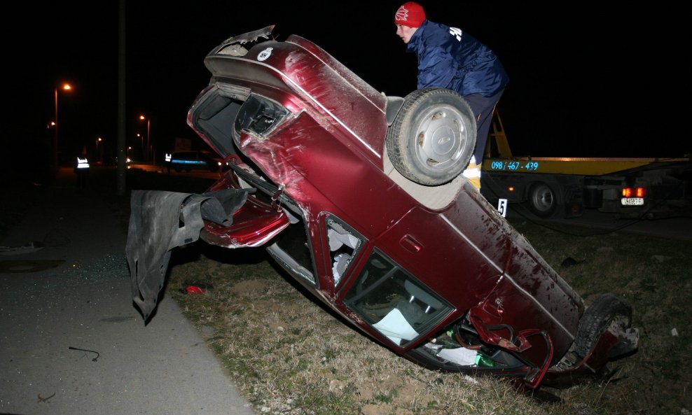 Vozač automobil na mjestu je poginuo 