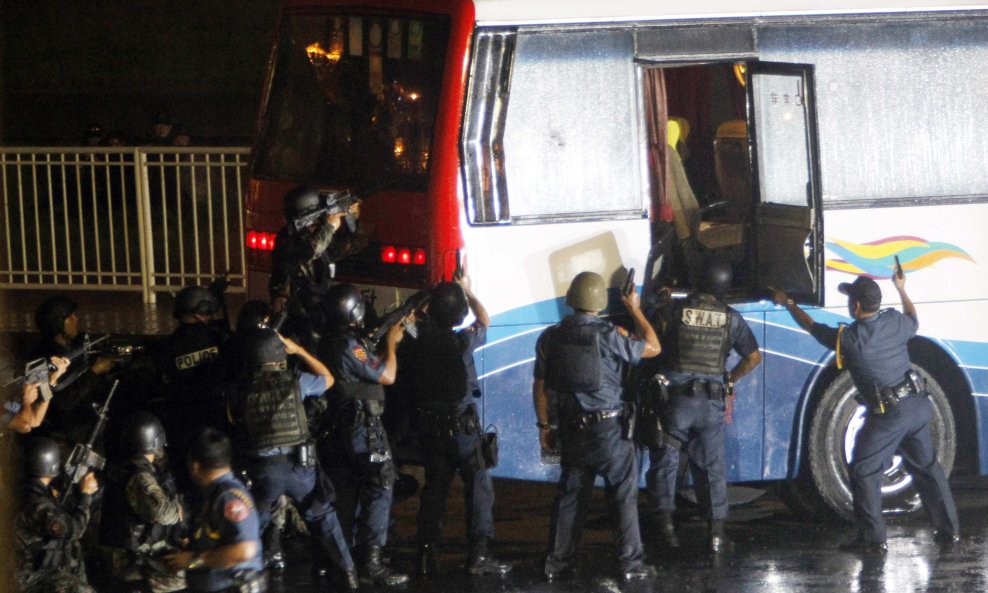 2010-08-23T154621Z_01_RVR12_RTRIDSP_3_PHILIPPINES-HOSTAGE